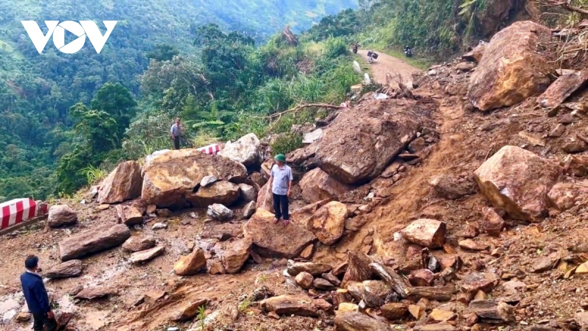 Landslides leave hundreds of households isolated in mountainous areas